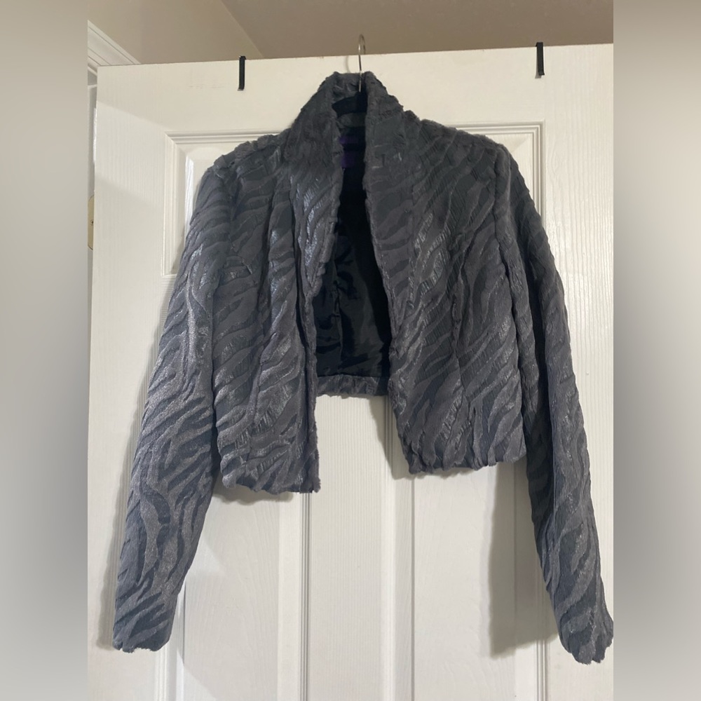 Preloved cropped faux fur, Forever 21 gray jacket. Size L